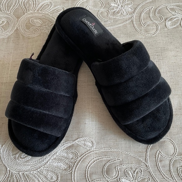 NWOT Cuddl Duds Black Puffy Velour Slide Slippers Women's Size 7-8 - Picture 1 of 5